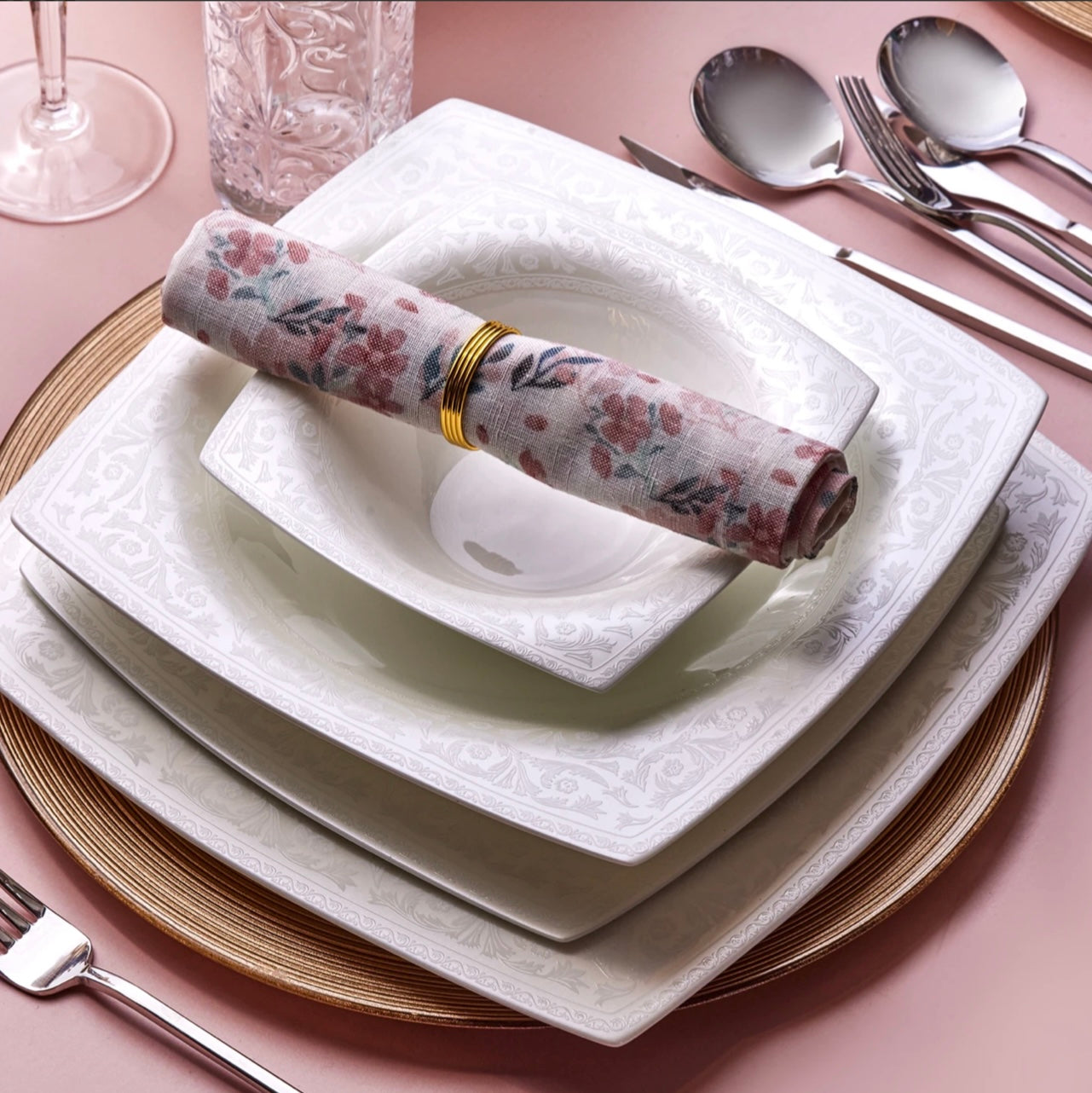 Roma Porcelaine Perle Fine Service de table 58 pièces pour 12 personnes. 153.09.01.1971